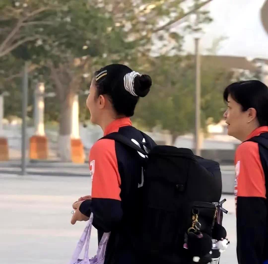 张本美和到了多哈，为了适应场地，妈妈张凌陪着一起；母女二人穿着日本队的队服，背着