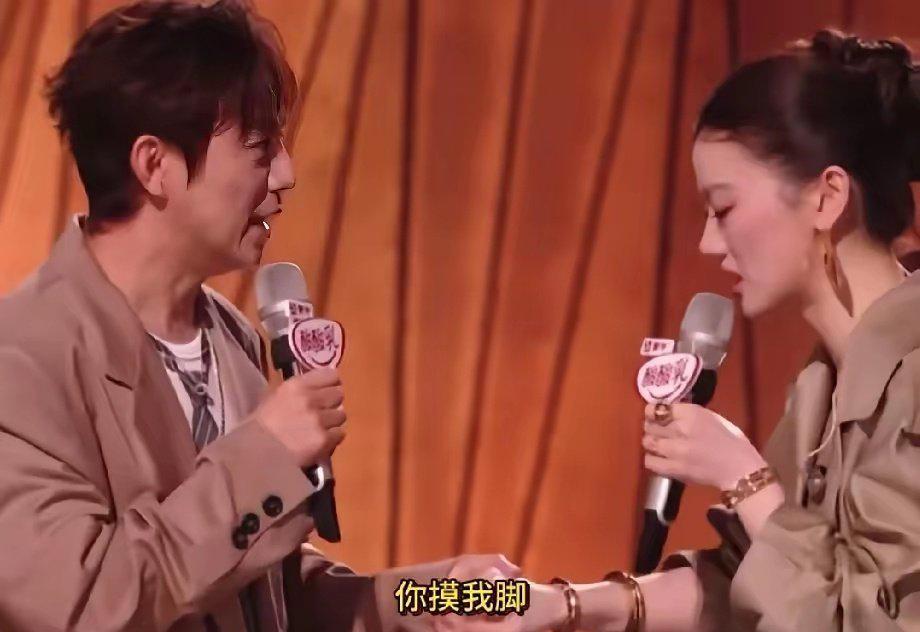 单依纯：何老师，我有点手脚冰凉，你摸我手！你摸我脚！何炅：手可以摸摸，脚就算
