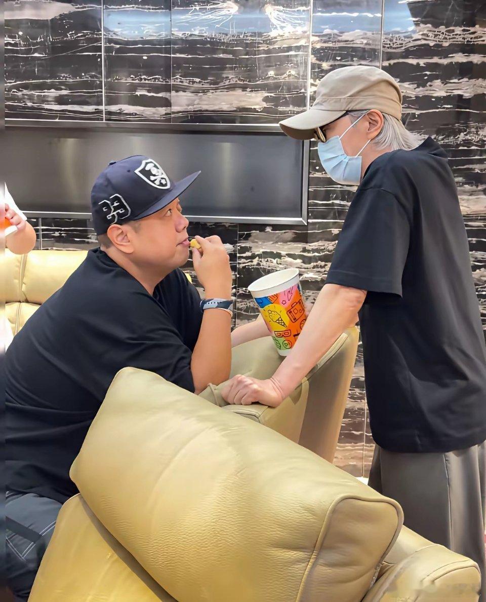 星爷第二次路演完美结束！只有他敢在星爷面前吃爆米花吧这才是在背后支持星爷的人，其