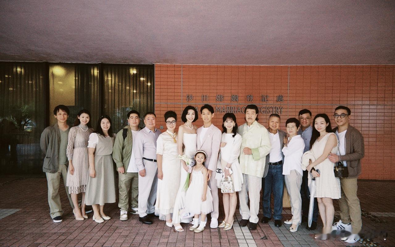 在全家人的见证下，赵雅芝的小儿子黄恺杰领证结婚啦。一群人中，赵雅芝的儿媳看起来好