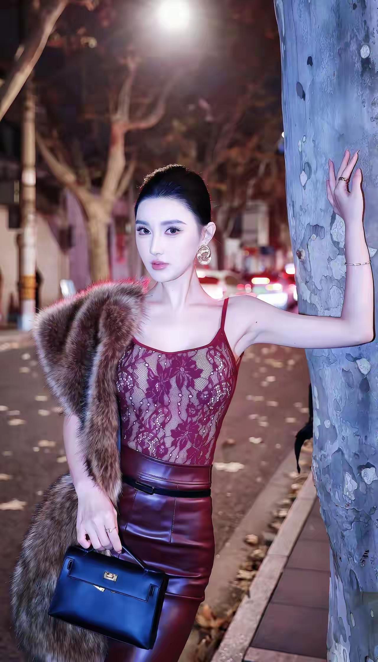 有哪些女生日常好看穿搭可以借鉴模特高贵的皮草穿搭惊现气质你觉得什么样的女人最优雅