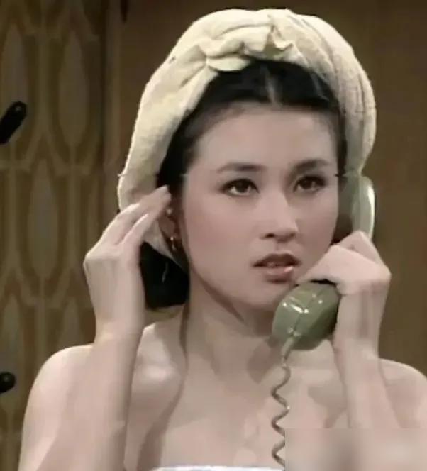 韩国第一美人韩惠淑，为父亲一句遗言，硬是扛起继母和4个妹妹的生活，74岁零绯闻，