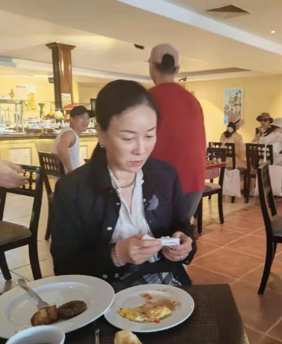 那英被偶遇，素颜之下，好看到失真，怎么会有人那么美！！！有些角度看过去还有点