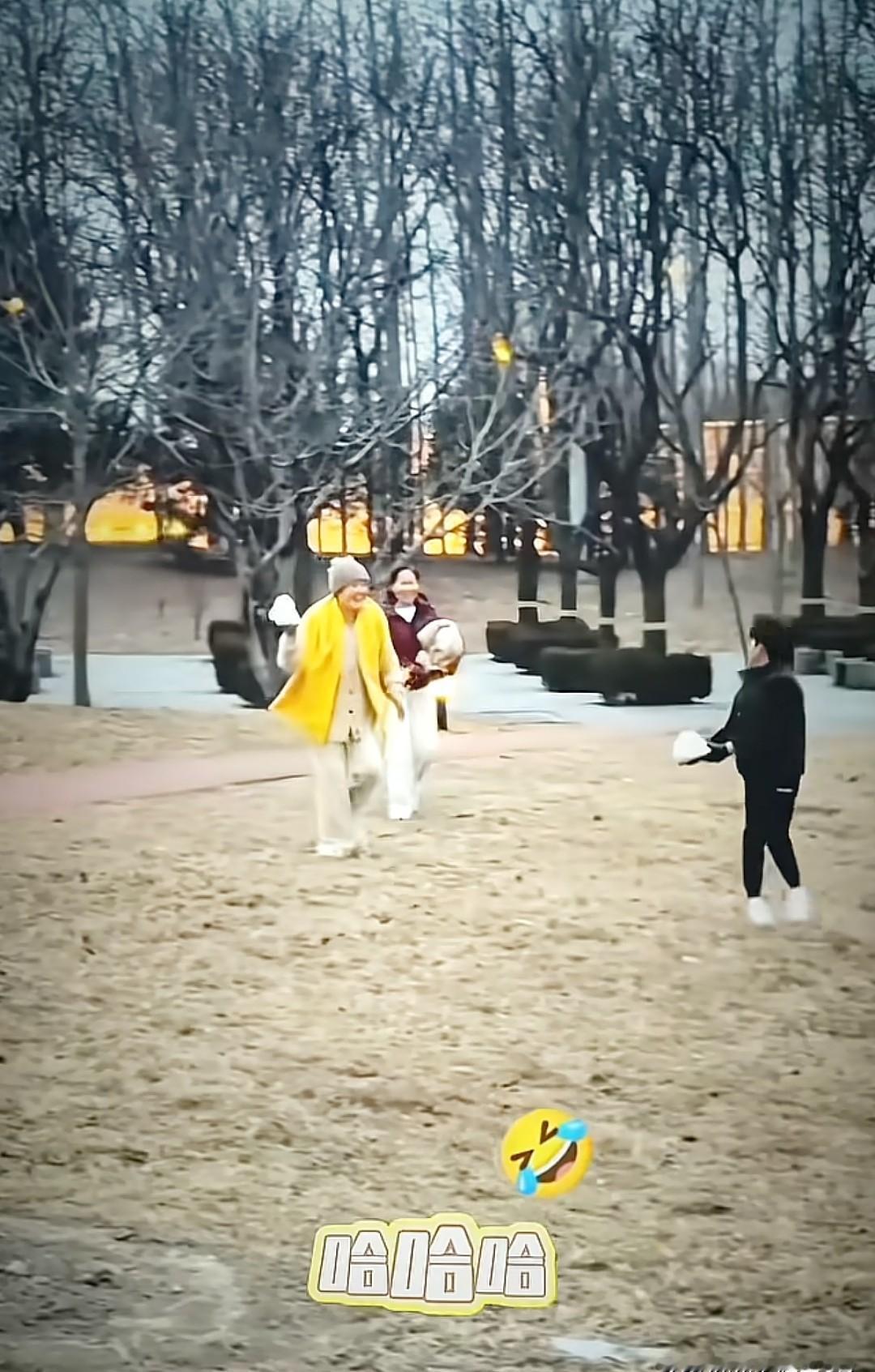 张兰直播时脱口喊出“我儿子”，话音刚落自己都愣了，一秒后急忙摆手，笑着纠正：“哎