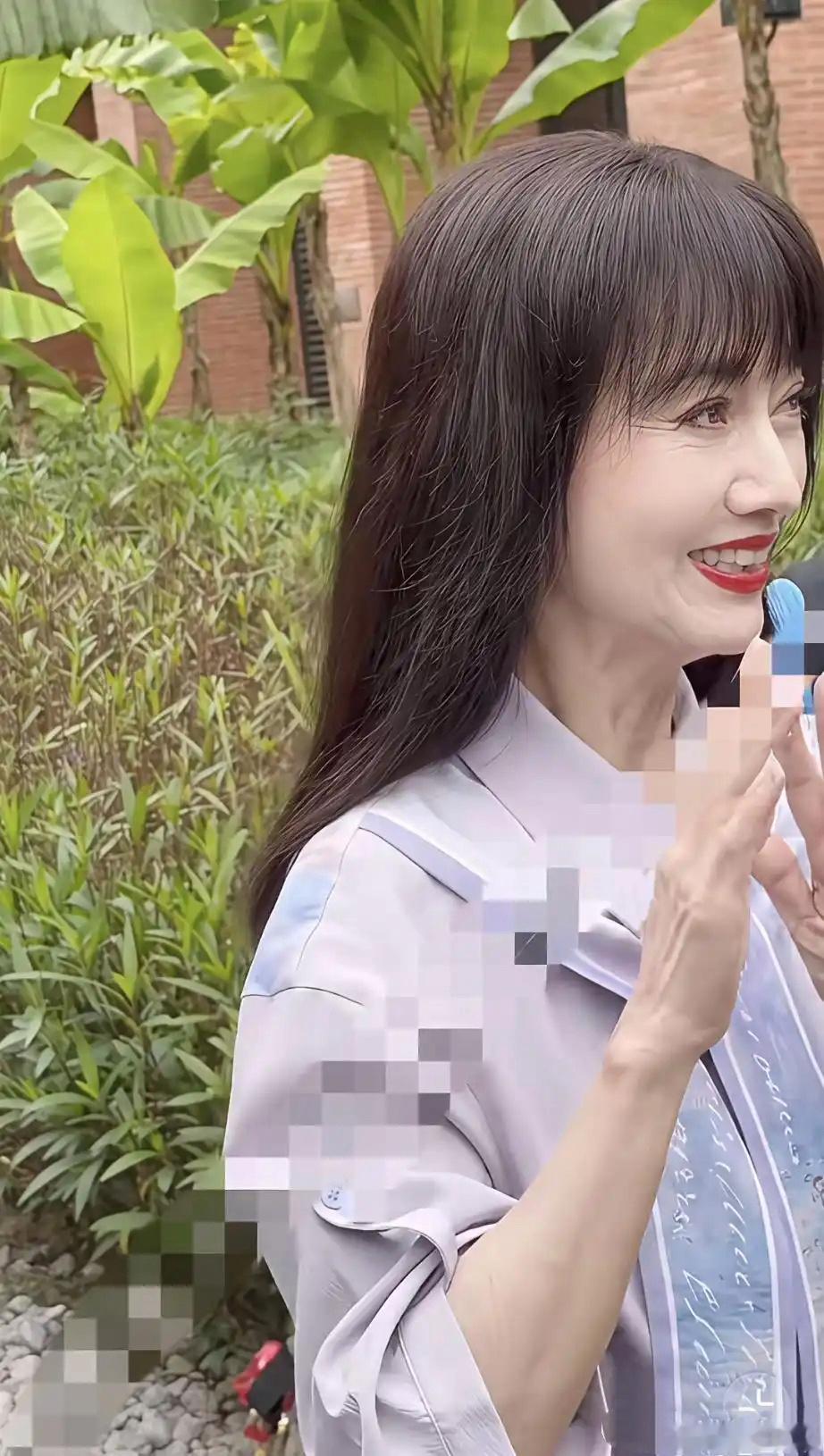 7月26日，赵雅芝在景德镇拍杂志，留着披肩长发浓妆艳抹，怼脸拍脸上的状态挺吓人的
