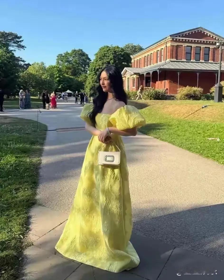 近日，李湘女儿王诗龄的一组生活照中，其穿着的某奢侈品牌连衣裙被扒出价格高达数万元