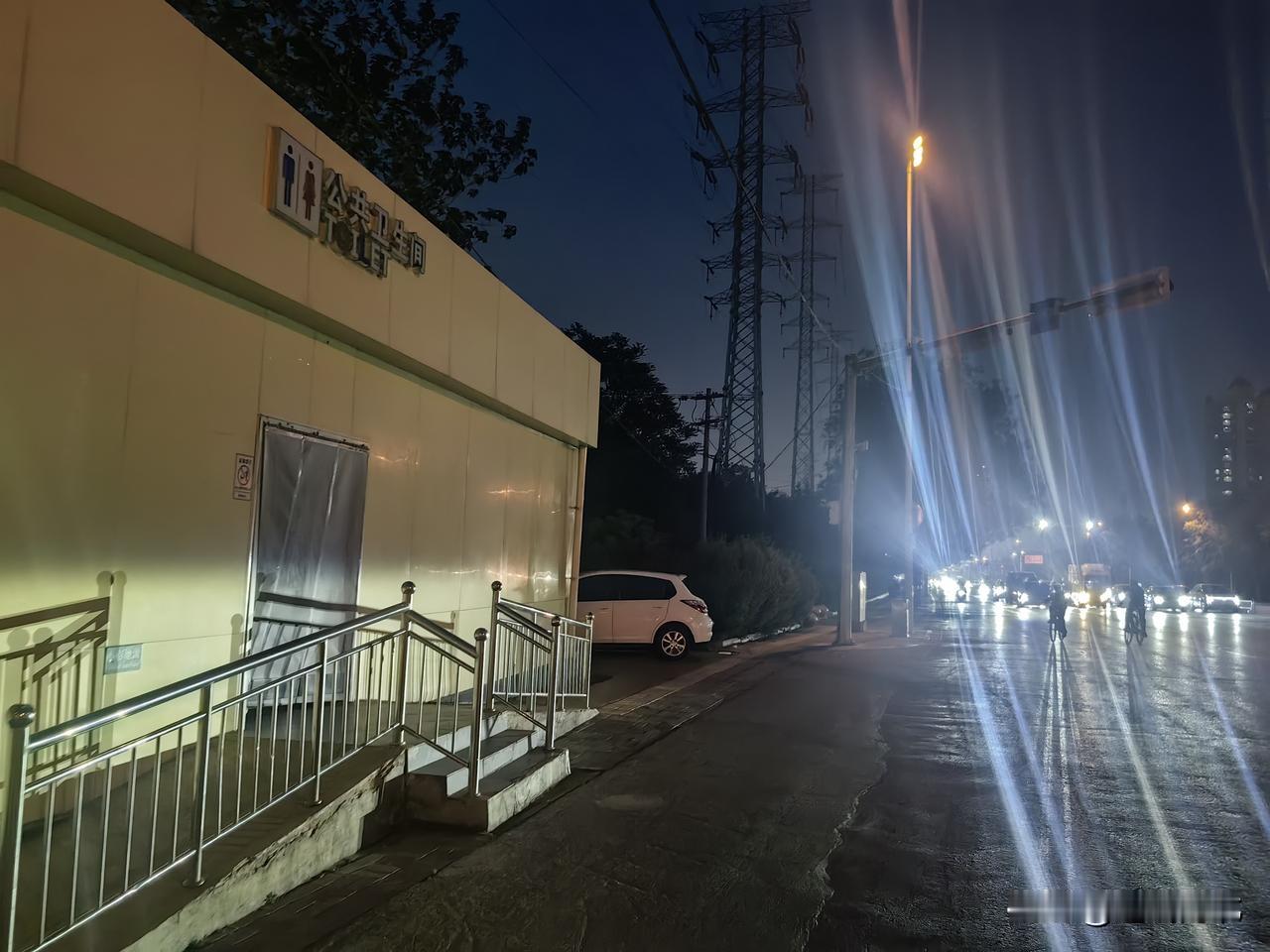 【石家庄体育大街与建华大街交口公厕深夜“摸黑”如厕市民只能手机照路】4月26日