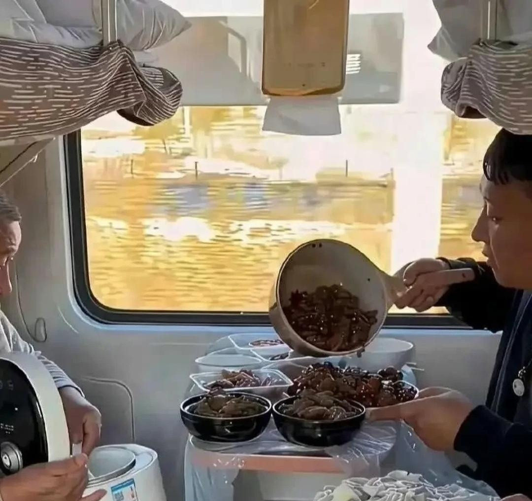 乘务员估计心态要崩了⁠，这种事管‍⁠‎也不是，不管也不是！​​​