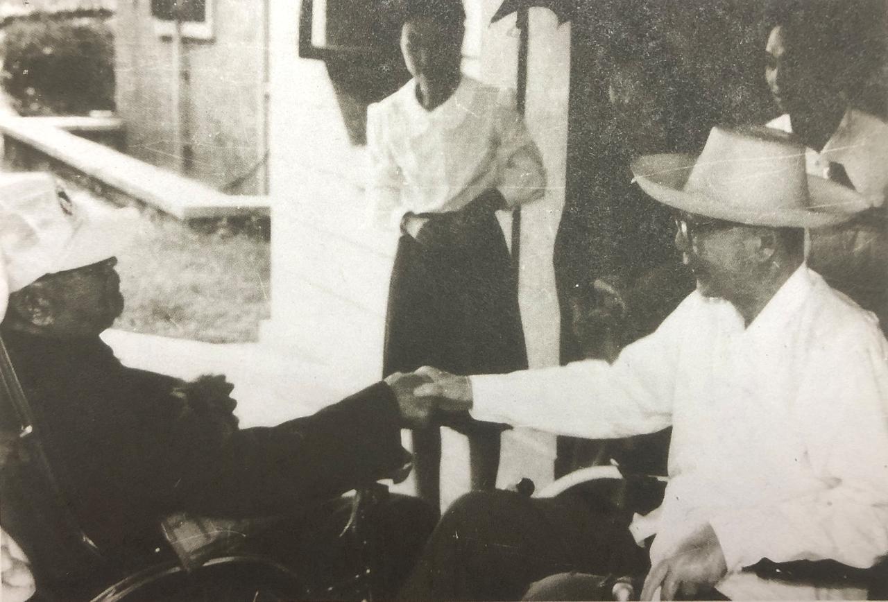 1983年7月3日，叶剑英元帅来到玉泉山探望老战友聂荣臻元帅的场景，告别时紧紧相