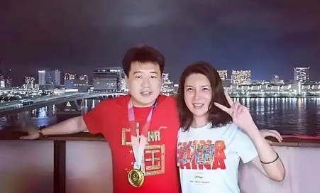 那年，北京奥运会上，26岁的杜丽夺冠后对师弟庞伟说：“你向我求婚吧，我老了，等不