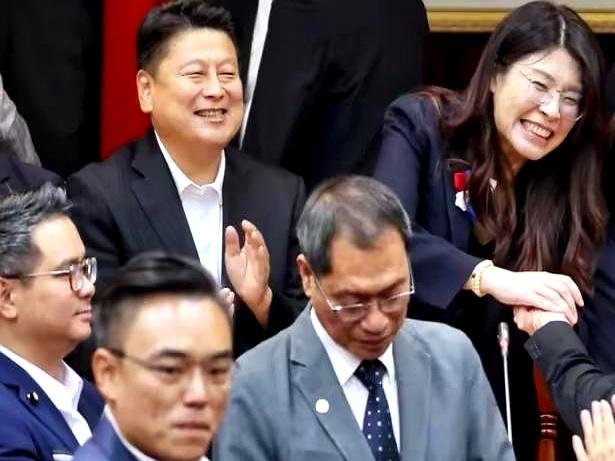 真正的高手，有时就靠不动声色把对手耗干。岛内政坛这两天，郑丽文给了个标准范本：
