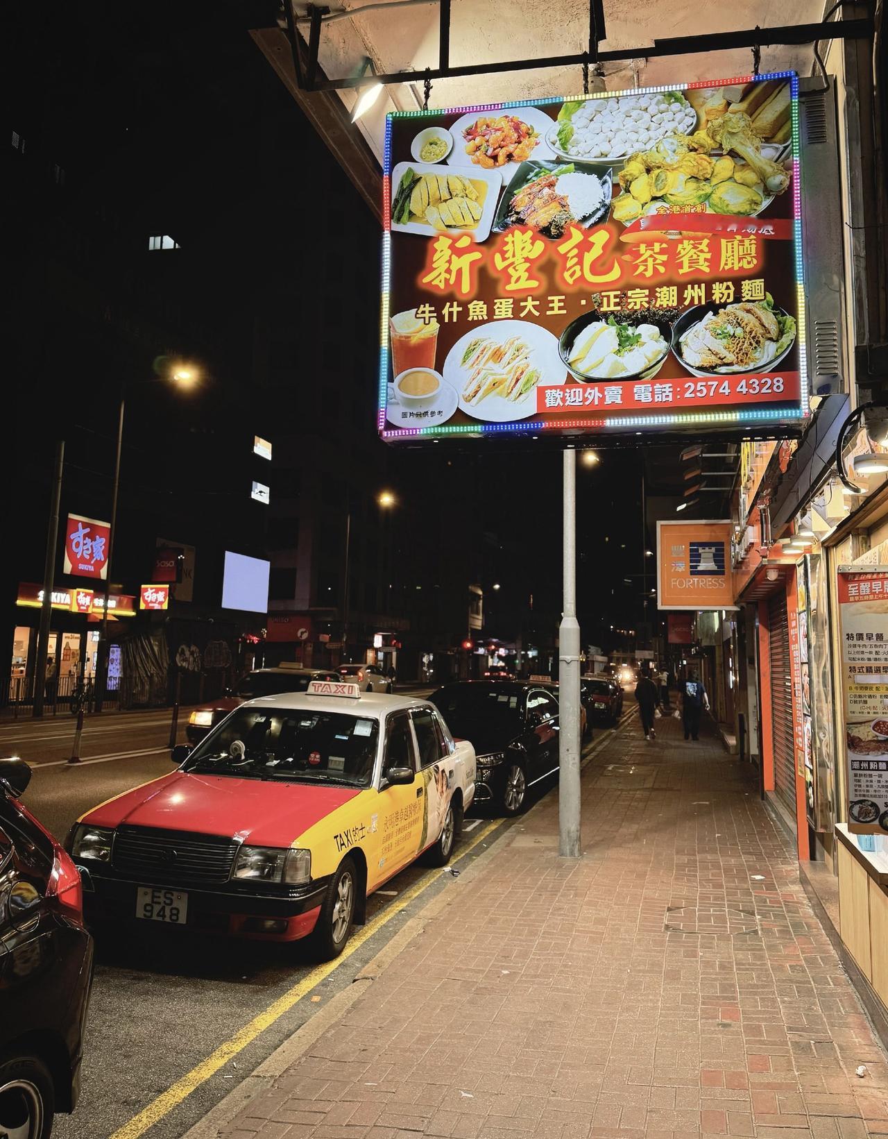 网友拍下的深夜的香港。香港夜生活的人很多，有时候吃完夜宵十二点了，困的都睁不