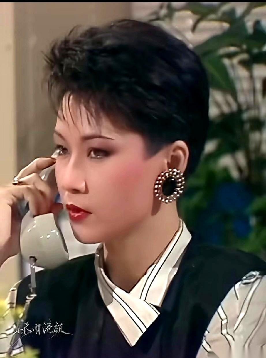 很多人都说，《上海滩》里，赵雅芝的冯程程是白月光。可偏偏是她身边的那个女人，山