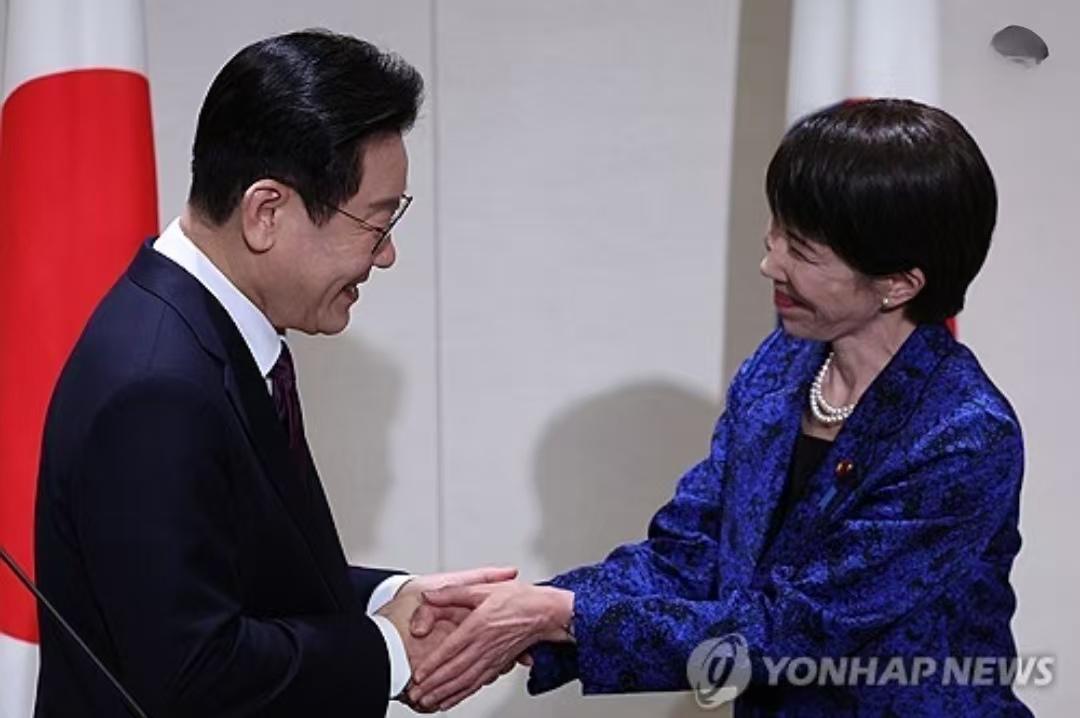 这难道是说到高市早苗心坎里去了！李在明与高市会谈结束后，共同会见记者。从现场可以