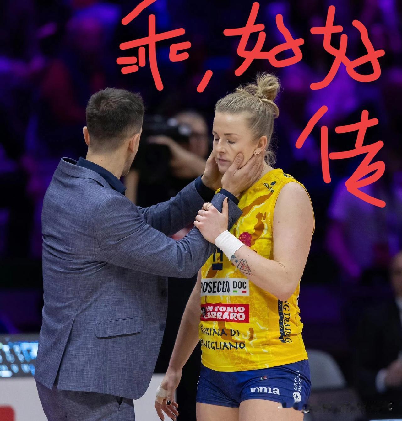 桑塔雷利捏着沃沃什的脸[呲牙笑]，鼓励她好好传，再这样，意大利杯决赛冠军难说了[捂