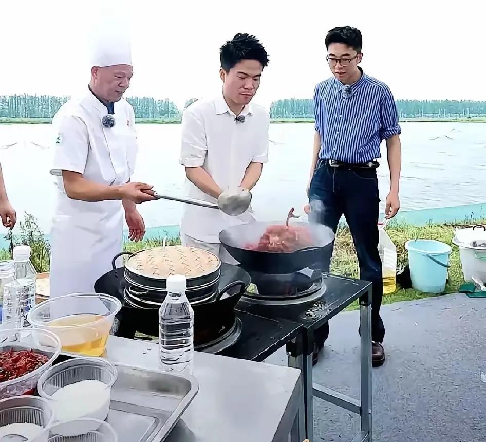 老板掌勺，员工吃饭，这是什么神仙公司？消费者还要买小龙虾，主播说够吃就行了，钱放