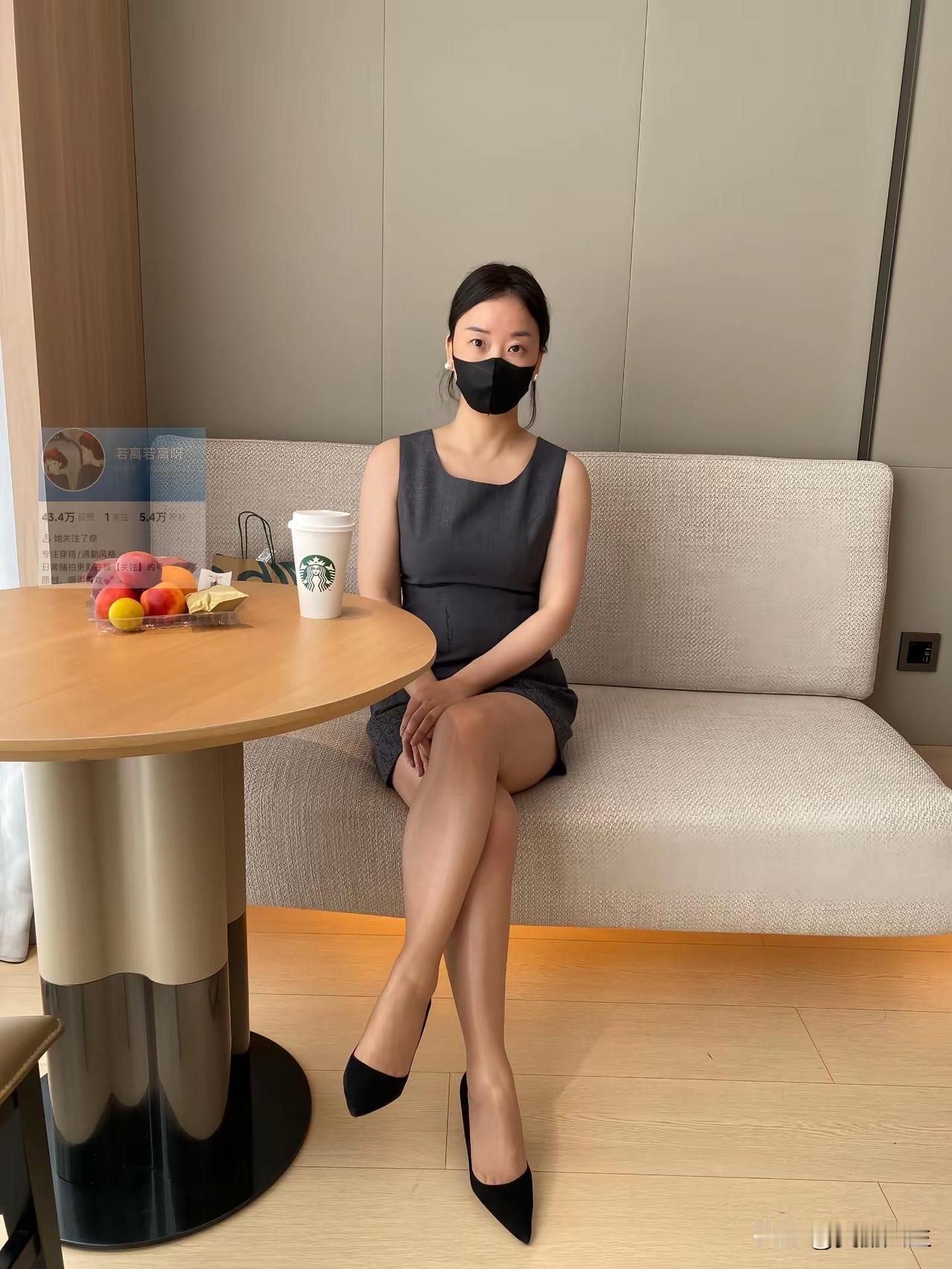 九月微风悄悄带来一丝秋意。偷得半日闲暇，寻一处窗边咖啡馆。抬眼是流云漫卷长空，