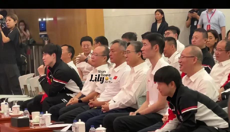 俩人中间隔了几个老头[捂脸哭]看坐在那里的楚钦更i了[捂脸哭]看我莎局，妥妥的