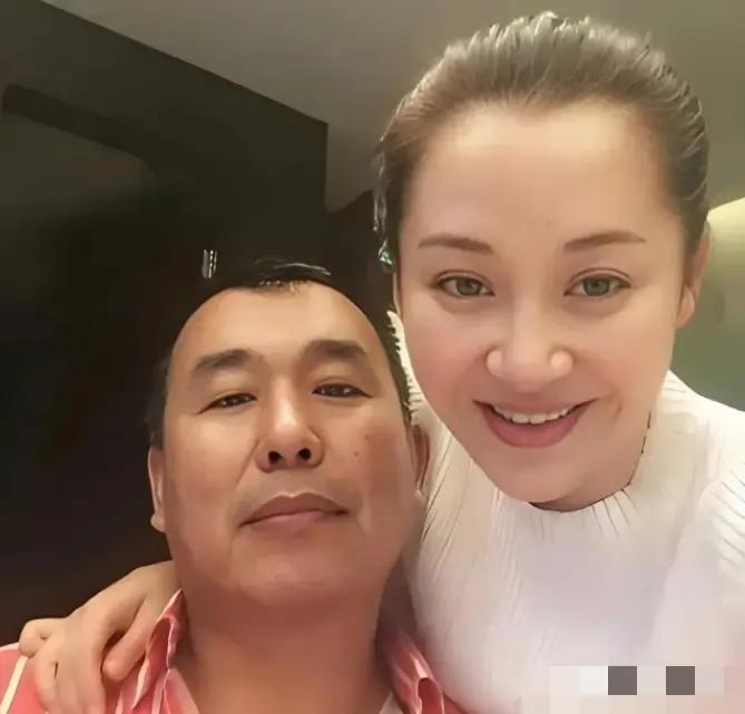 1997年，已有家室的富商刘波追求许晴，豪掷3000万买下北京一座四合院，作为他