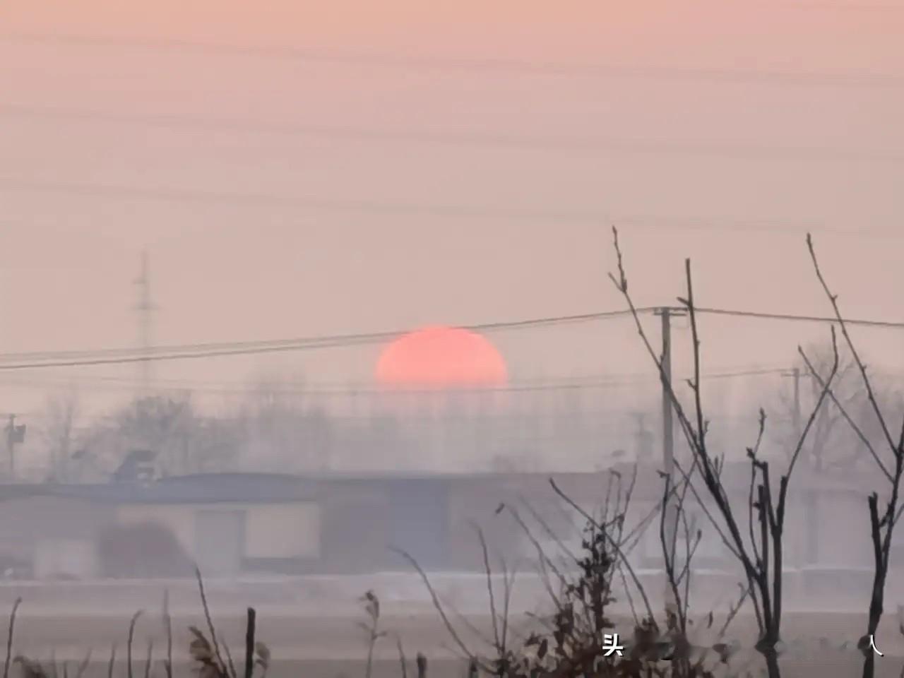 河北因为农村烧煤取暖的问题又火了，估计省里的宣传部门这会儿正忙着开会“灭火”呢。