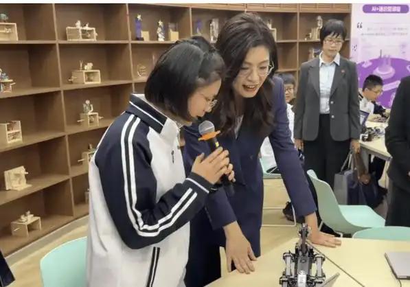 郑丽文想带回台湾的，不是机器人。是一个她解释不了的问题。清华附中的学生，十五