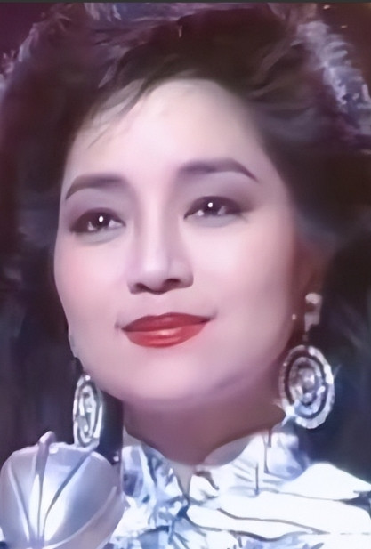 1980年，31岁的徐小凤嫁给了汽车经理廖晖，对方生意做得很大，也对徐小凤提出了