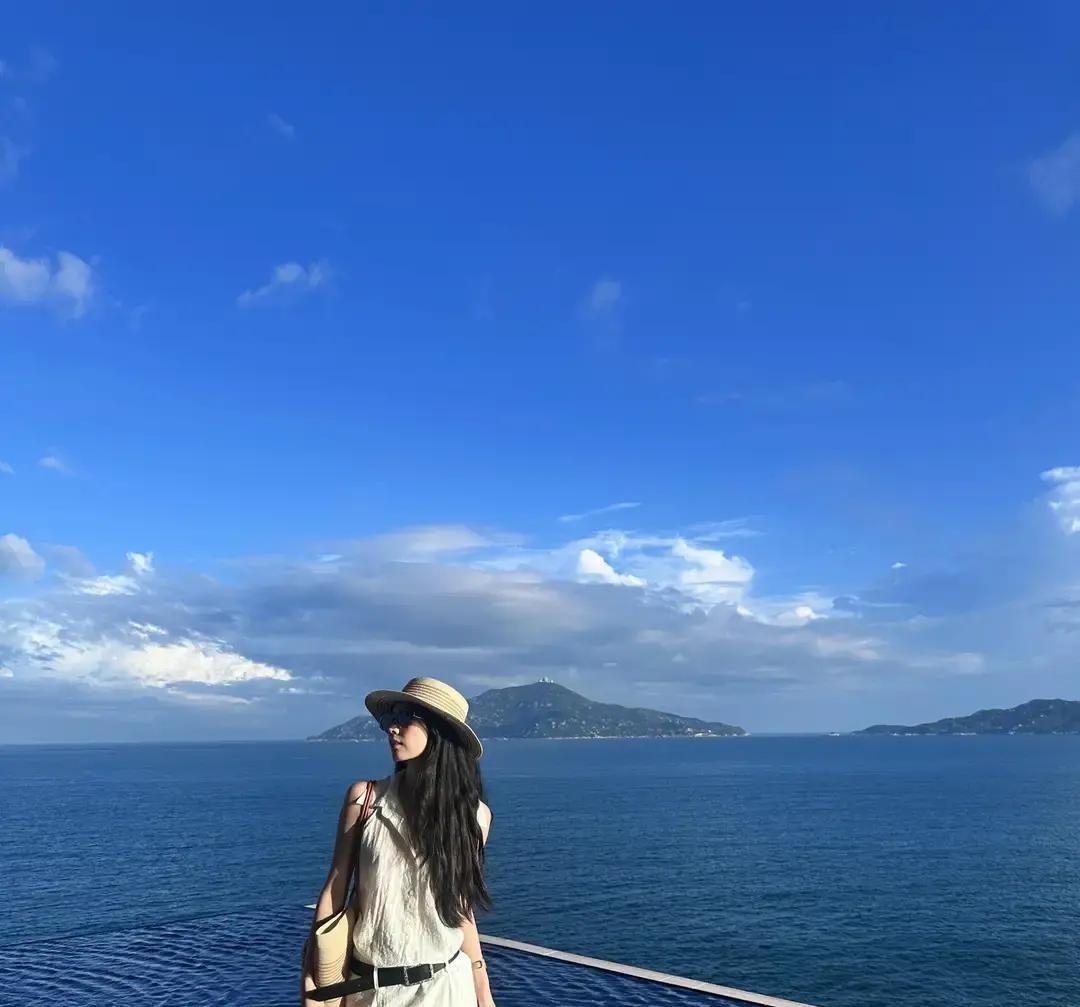 昨晚炖了一锅排骨装进保温盒，坐了两站公交去儿子家小区门口他在冷风里搓着手接过