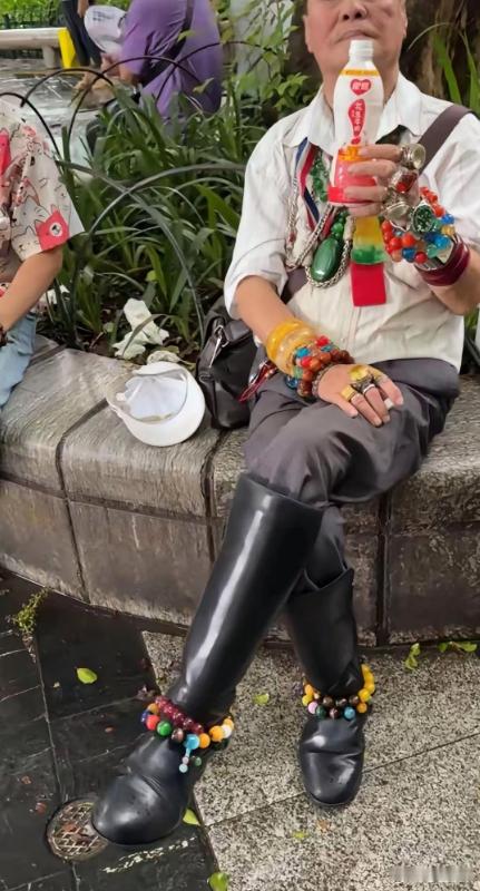 一看大爷这佩戴的方式就知道是很讲究的人​​​