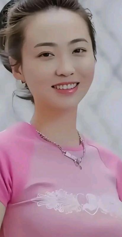 白珊珊，恒大歌舞团团长，1989年生人，属蛇的顶级美女。她在聚光灯下风光了整整十