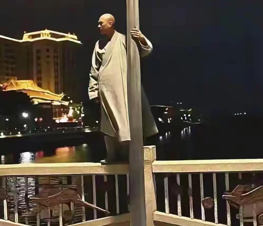 【看破红尘？】2月6日，广东湛江吴川市一名50岁僧人在鉴江江心岛大桥跳江自杀，