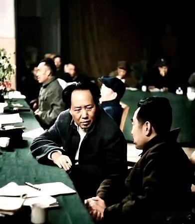 延安时期，毛主席和周总理在会议间隙交谈。
