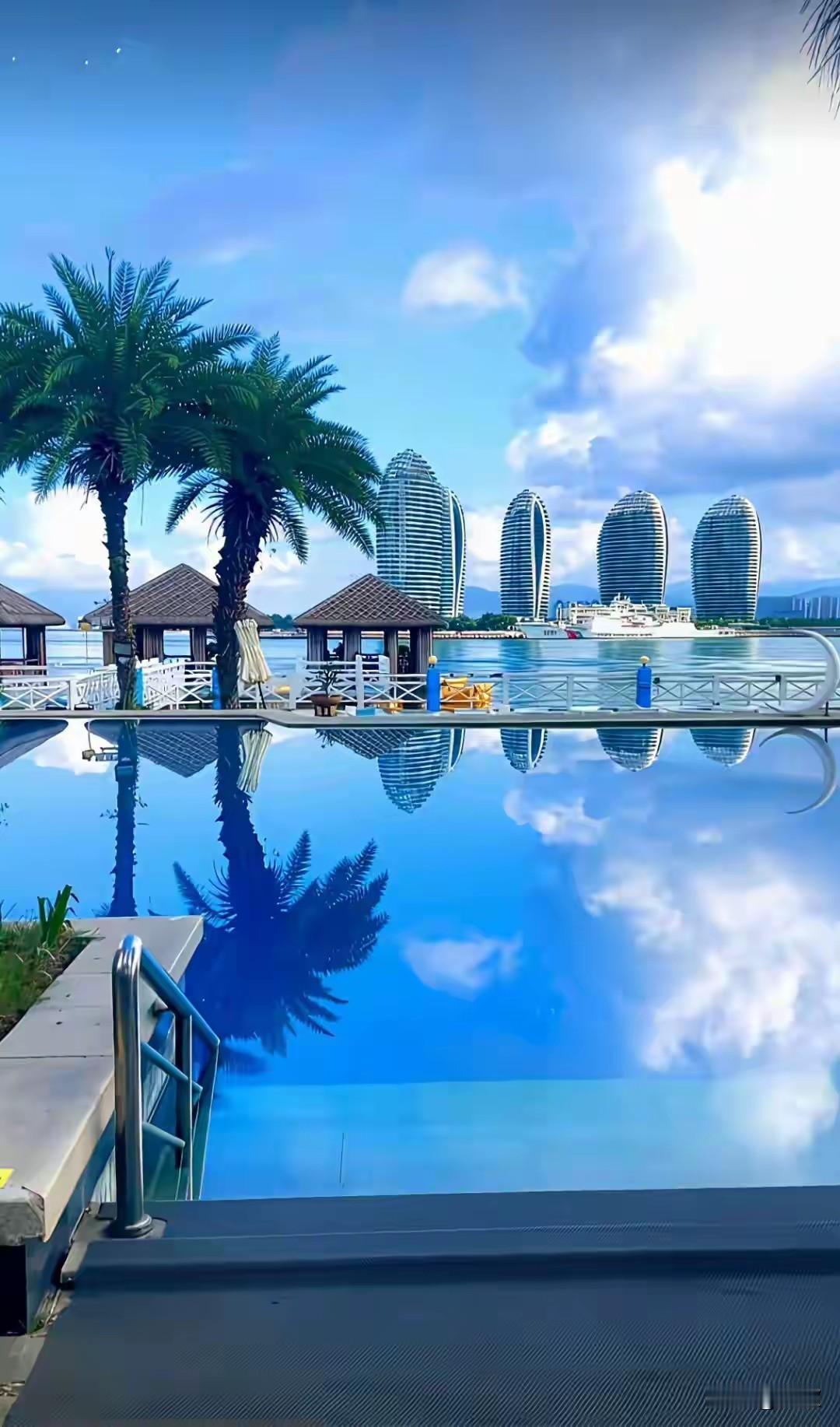 上联:黄沙漫漫天涯路下联:碧水悠悠海角情横批:海阔天空