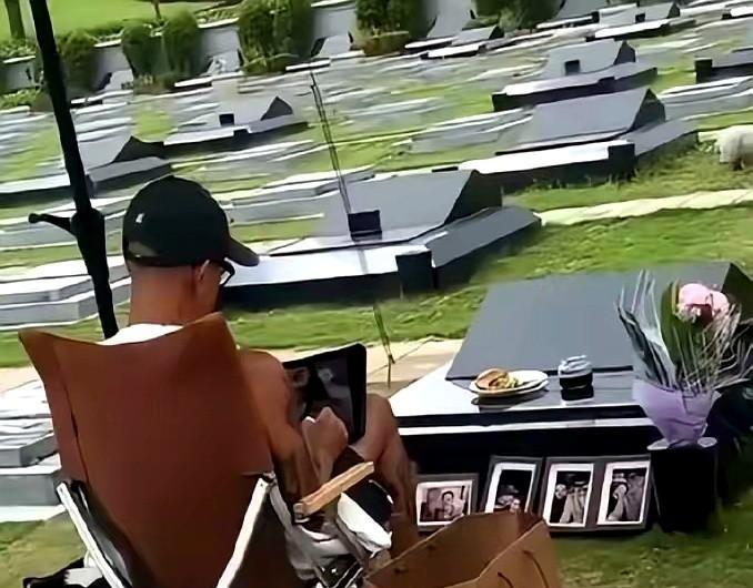 生前没送，死后天天守墓？这反差，网友直接炸锅。具俊晔被目击连续30天去墓地，