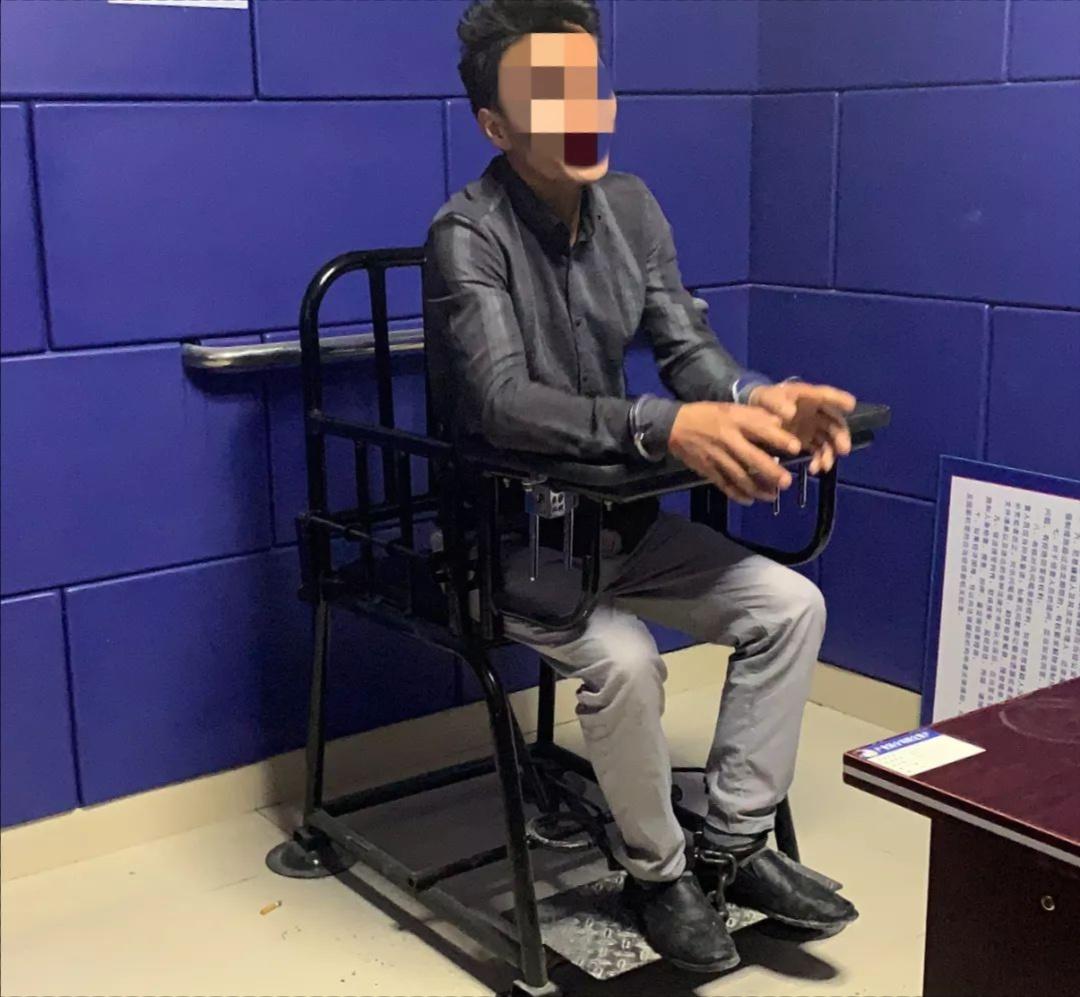 江西南昌，一男子约了网友见面后，在日租房内发生了关系。突然有2男1女闯入了房间，