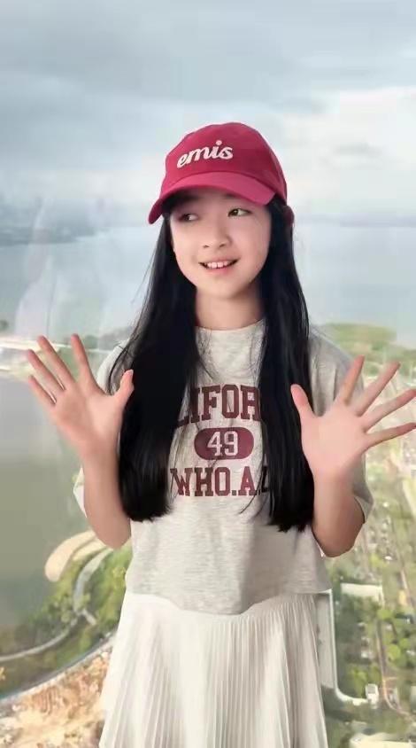 聂远夫妇为女儿庆生，11岁聂子打扮精致，在大酒店和爸妈吹蜡烛，星二代的她已经开始
