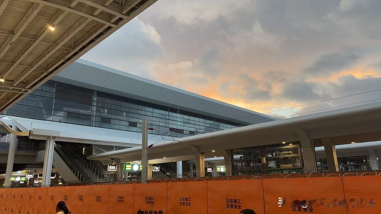 南通火车站北广场扩建工程正在如火如荼进行中，从北广场施工工地往里看，南通站6站台