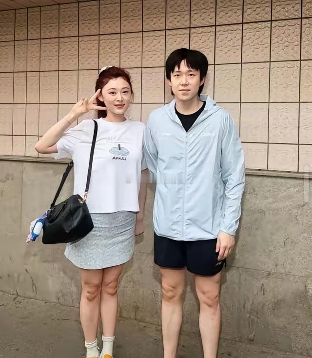 王楚钦与师母合影背手站得笔直，牵起教练女儿却满脸温柔，这教养细节谁看了不点赞？