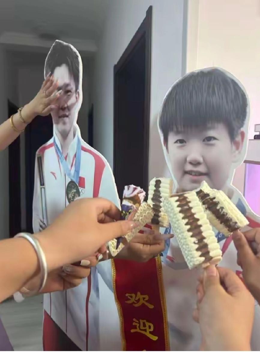 王楚钦：你们干啥呢？粉丝：莎莎快吃，我们把大头的眼睛捂上，给你吃冰激凌王