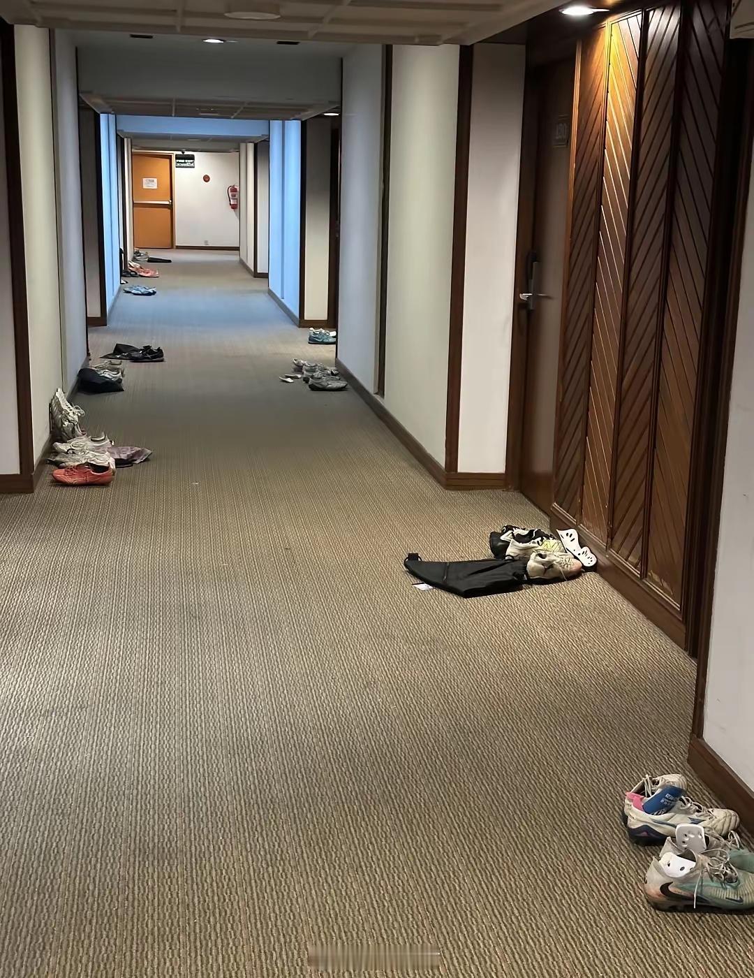 酒店有一层住了好多韩国人，好像是来训练的团队。路过的时候发现——所有房间都把鞋子