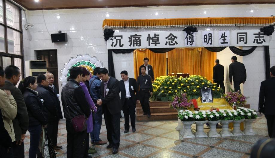 2017年，退休法官在家休息时，一个老头破门而入对其狂砍13刀，退休法官毫无防备