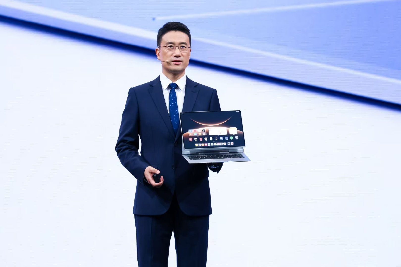 你的下一台电脑何必是电脑，也可以是华为MatePadEdge华为这款鸿蒙二合一