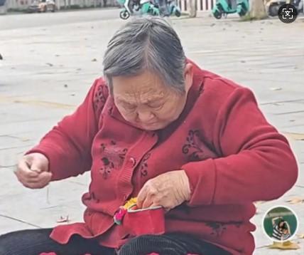 河南南阳“虎头靴奶奶”意外走红！博主随手发的一条视频，让85岁奶奶做了二