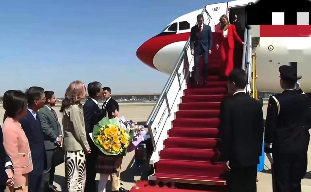 桑切斯抵达北京，3个细节:1、夫人玛丽亚也来了，之前斯塔默、默茨，同为首相、总理