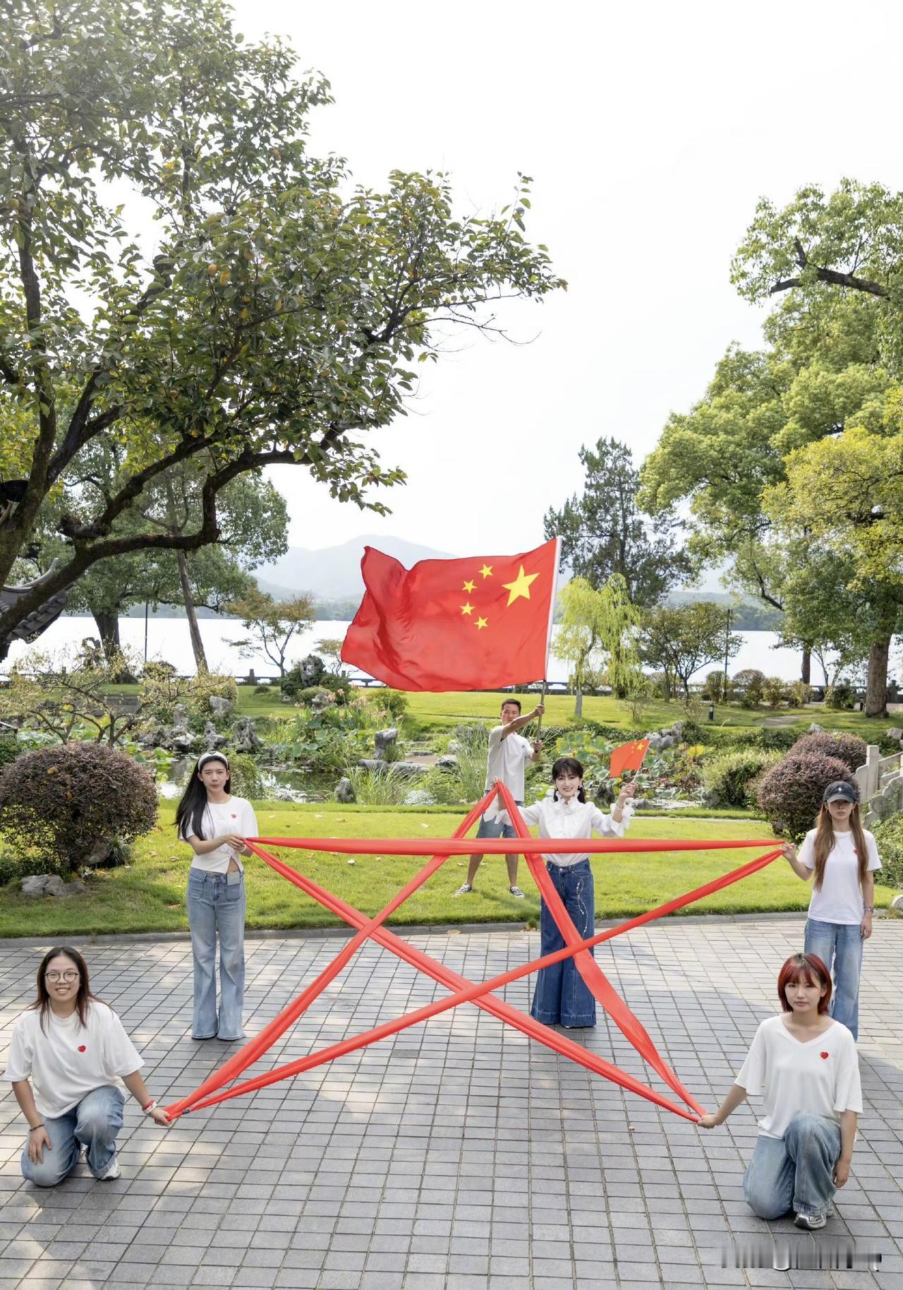 赵雅芝喜迎国庆，和团队小伙伴用丝带摆五角星造型，这创意真不错。