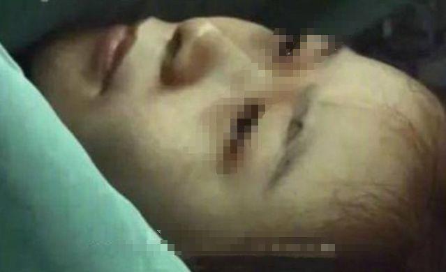 35岁孕妇生娃宫口开八指, 老公突然跪在地上, 大喊我们不要孩子