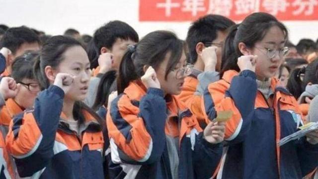 本科生回炉读专科，这事儿乍一听挺怪，还被说成包分配。可现在这情况也不少见，郑州铁