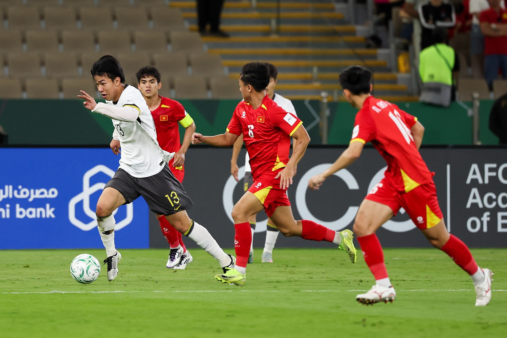 怎会如此惨痛! 越媒: 我们从球迷到球员都太自信了, 崩溃得太容易