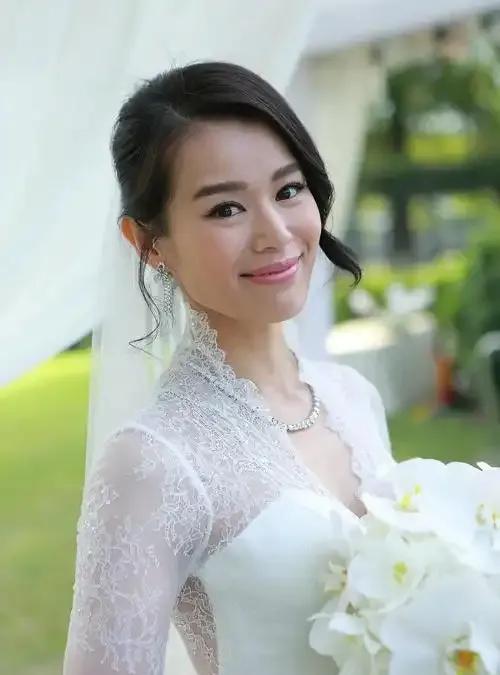 胡杏儿绝对是不会离婚的！第一，胡杏儿不可能会让自己的三个儿子没有父亲！胡杏儿自