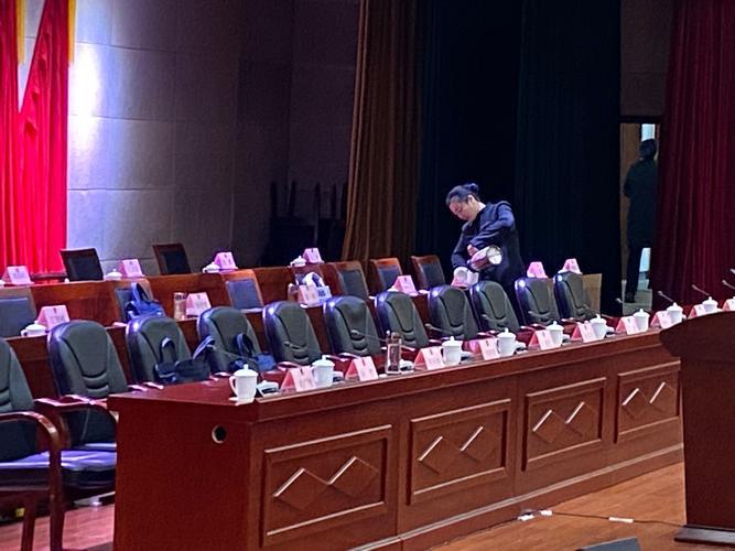 春节期间，江苏连云港一场相亲会上，一男子自称在连云港市政府机关事务管理局上班，还