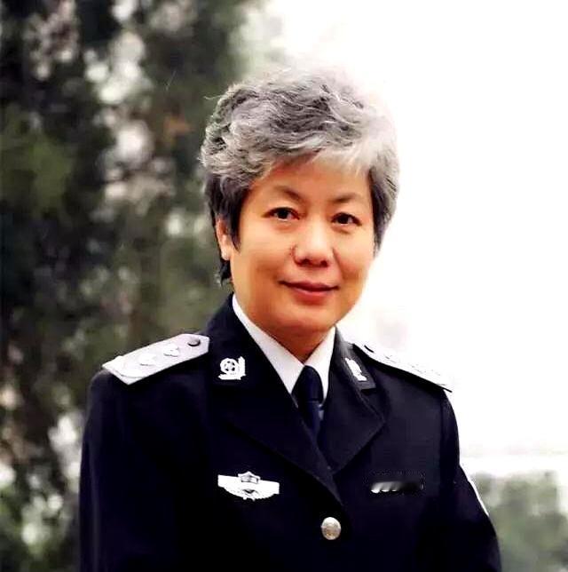 别总盯着孩子会不会弹琴、考多少分了，真到人生拐弯的时候，撑住人的，往往不是这些。